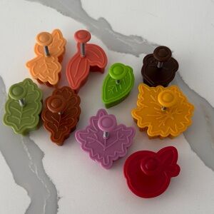 Williams Sonoma Autumn Pie Crust
Cutters,  Leaf and Acorn Cutters 9